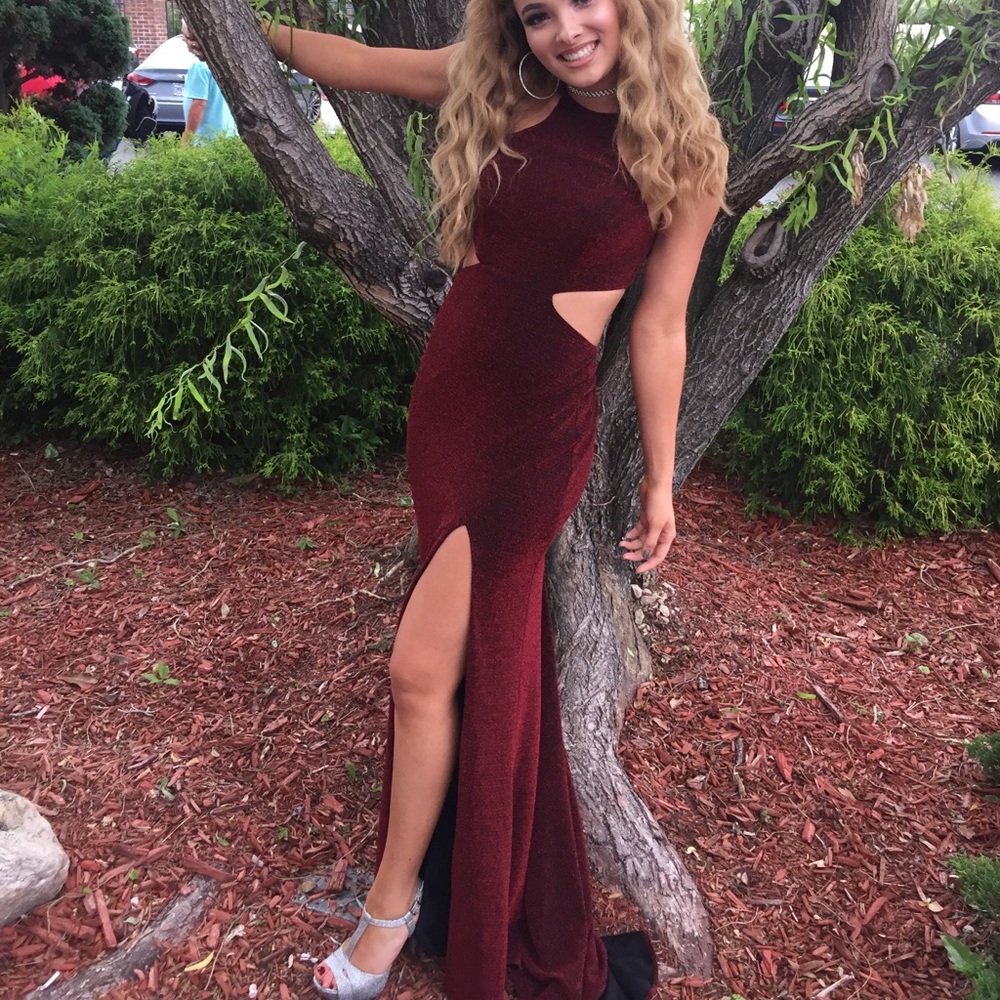 Selling my prom dress !!